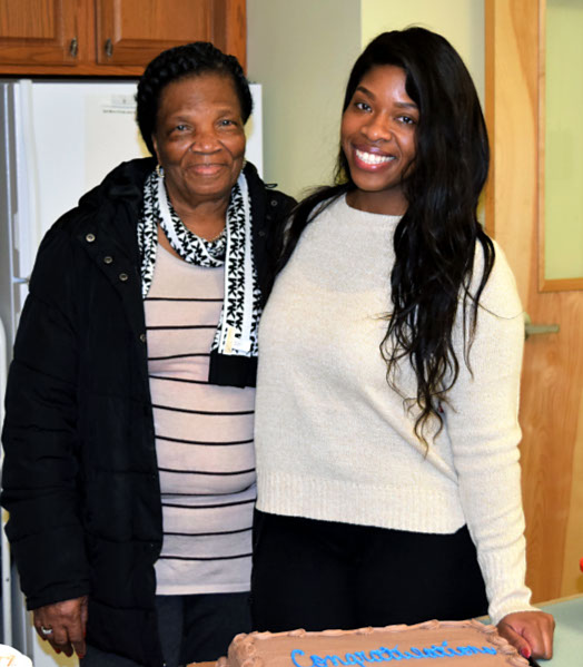 
Shaunie (right)  joined by her mother Carmen to help celebrate the occasion.